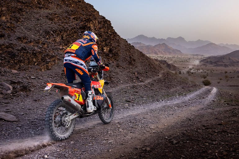 El piloto australiano Daniel Sanders, con su KTM 450 Rally Factory, tomó la punta tras la Etapa 2.