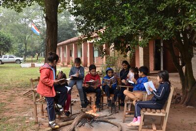 Los niños de San Pedro hacen fogatas para mitigar el frío, ante la indiferencia de las autoridades de turno