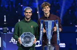 Jannik Sinner (derecha) y Carlos Alcaraz, campeón y finalista del Nitto Finals 2025.