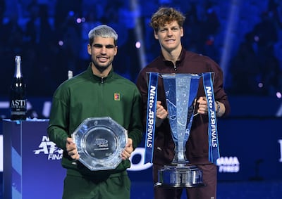Jannik Sinner (derecha) y Carlos Alcaraz, campeón y finalista del Nitto Finals 2025.