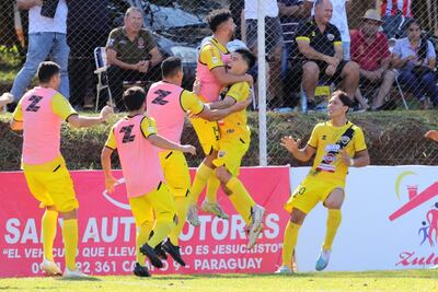 Andrés Ávalos festeja con sus compañeros su decisivo gol. (Foto: APF)