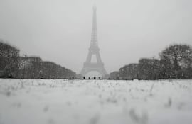 Los Campos de Marte, próximos a la Torre Eiffel se ven cubiertos de nieve.