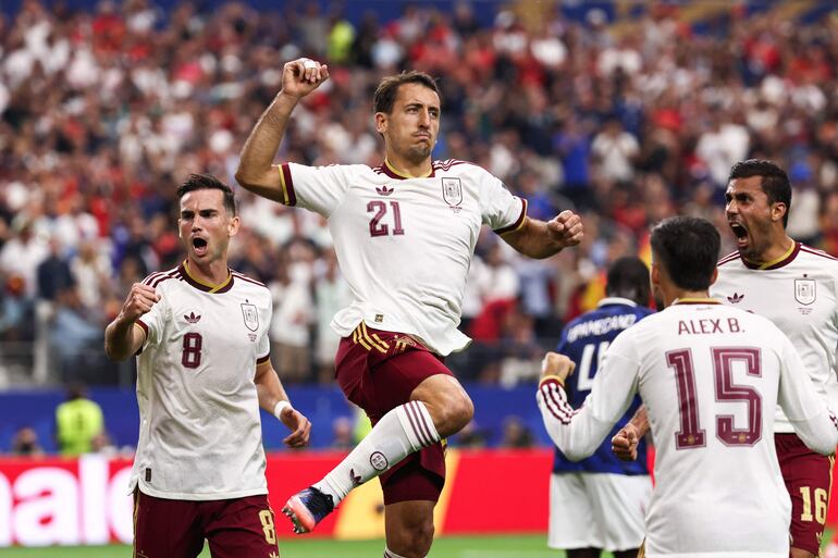 El delantero de España Mikel Oyarzabal celebra tras marcar el primer gol de su equipo durante el partido de semifinales del torneo de fútbol de la Copa Mundial 2026 entre Francia y España en el Dallas Stadium en Arlington.