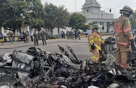 Bomberos verifican la aeronave Cessna 402 de la Fuerza Aérea Paraguaya que se esstrelló en el 2021.