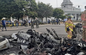 Bomberos verifican la aeronave Cessna 402 de la Fuerza Aérea Paraguaya que se esstrelló en el 2021.