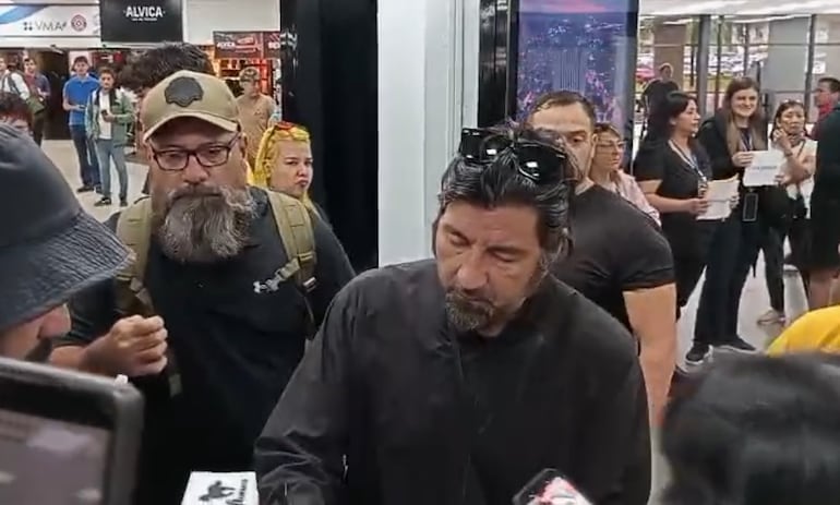 Chino Moreno, vocalista de Deftones, firmando autógrafos tras su llegada a Paraguay.
