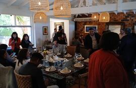 Los invitados de Mario Abdo Benítez se disponen a almorzar en su quinta de San Bernardino.