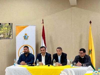 Integran la mesa principal el intendente electo de Caacupé, Víctor Zárate (PLRA); el actual jefe comunal, Diego Riveros (PLRA); monseñor Ricardo Valenzuela, obispo de la diócesis de Caacupé, y el rector de la Basílica, Rubén Ojeda.