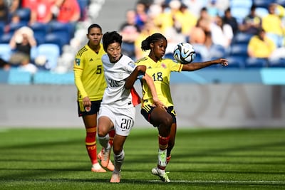 La colombiana Linda Caicedo disputa el balón con la surcoreana Hyeri Kim durante el partido jugado en Sídney.