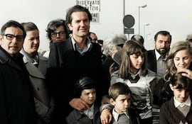 El joven Giuseppe Zanardini (tercero desde la izquierda) rodeado de sus familiares en el Aeropuerto de Milán el día de su partida al Paraguay, sábado 28 de octubre de 1978.