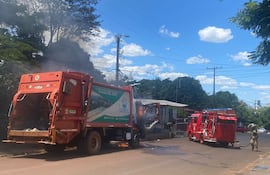 El camión recolector de basura había sido atacado en pleno camino vecinal del barrio Remansito.