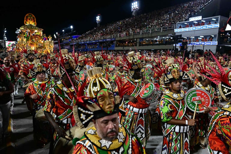 Los integrantes de la comparsa de la escola Grande Rio, en su paso por el sambódromo.