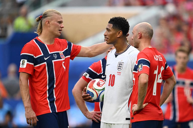 El delantero de Noruega Erling Braut Haaland (I) felicita al centrocampista de Inglaterra Jude Bellingham (C) mientras el centrocampista de Noruega Fredrik Aursnes observa, tras el partido de cuartos de final del torneo de fútbol de la Copa Mundial 2026 entre Noruega e Inglaterra en el Miami Stadium en Miami.