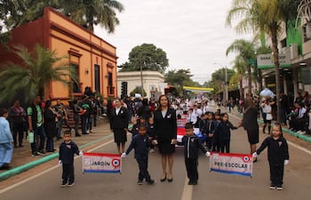 Los estudiantes desfilaron sobre la calle 8 de Diciembre impecablemente uniformados, en homenaje a los 215 años de la Independencia Nacional, demostrando civismo, entusiasmo y orgullo patrio durante la emotiva jornada.