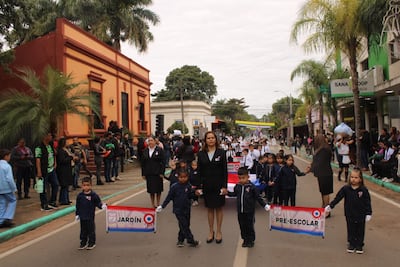 Los estudiantes desfilaron sobre la calle 8 de Diciembre impecablemente uniformados, en homenaje a los 215 años de la Independencia Nacional, demostrando civismo, entusiasmo y orgullo patrio durante la emotiva jornada.
