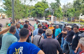 Un grupo de camioneros frente a la ANNP de Saltos del Guairá, esperando una definición sobre el precio del servicio de balsas.