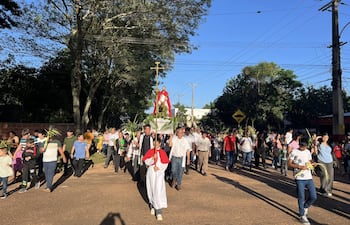Gran concurrencia de devotos en la bendición y procesión de palmas en San Joaquín.