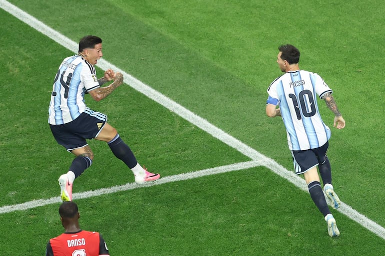 Leo Messi festeja su conquista en compañía de Enzo Fernández. 