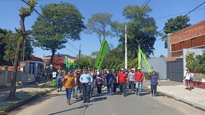 Sindicalistas y funcionarios del IPS llegando al domicilio de Santiago Peña, con acompañamiento policial.