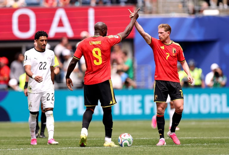 Romelu Lukaku de Bélgica celebra con Kevin De Bruyne tras provocar un gol en contra de Mohamed Hany de Egipto durante el partido del Grupo G de la Copa Mundial de la FIFA 2026 entre Bélgica y Egipto en el Seattle Stadium.