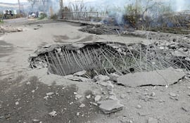 Esta foto muestra el puente de Qasmiye, construido sobre el río Litani, destruido tras un ataque aéreo israelí.