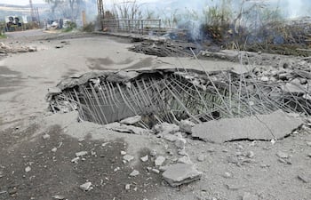 Esta foto muestra el puente de Qasmiye, construido sobre el río Litani, destruido tras un ataque aéreo israelí.