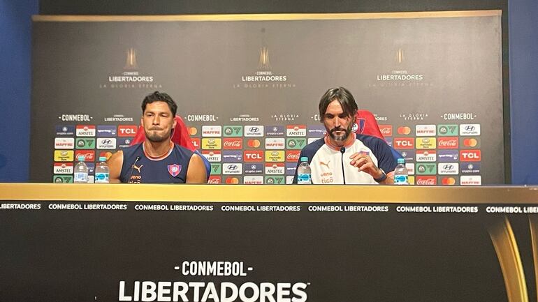 Bruno Valdez (i) y Diego Martínez, jugador y entrenador de Cerro Porteño respectivamente.