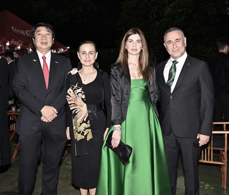 Katsumi Itagaki, embajador de Japón, Saraguevara Itagaki, Hülga Kül y Yavuz Kül, embajador de Türkiye.