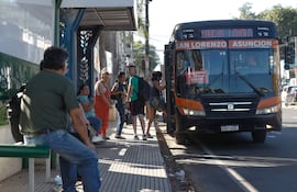 Asunción amaneció el sábado último con paro de buses por pago de subsidio ante alza de combustibles.