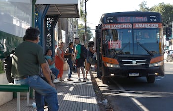 Asunción amaneció el sábado último con paro de buses por pago de subsidio ante alza de combustibles.