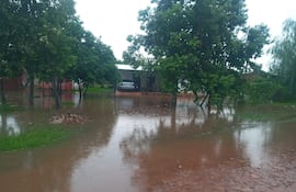 Falta de canalización y limpieza causó inundación de viviendas en Carapeguá.