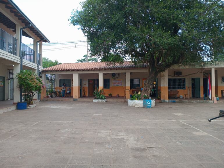 En la escuela básica San Roque de Capiatá, unos 1.000 alumnos siguen esperando los kits escolares.