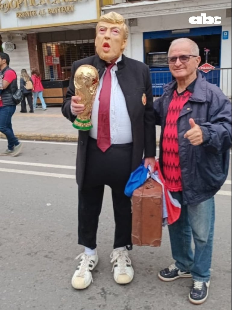 “Donald Trump” se suma a la fiesta albirroja en la calle Palma.