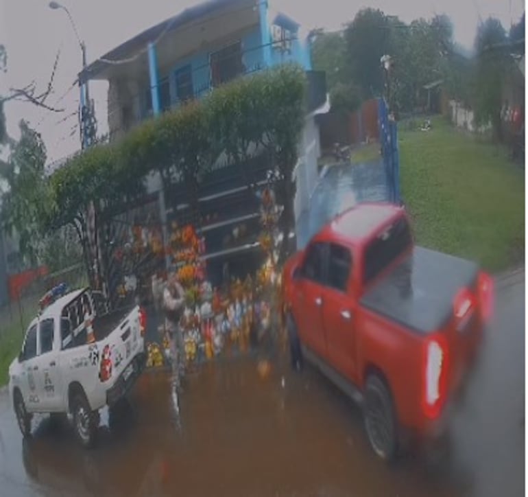 Tres efectivos de la comisaría de Tomás Romero Pereira intentaron detener a tiros a los asaltantes que estaban huyendo en la camioneta de la víctima.