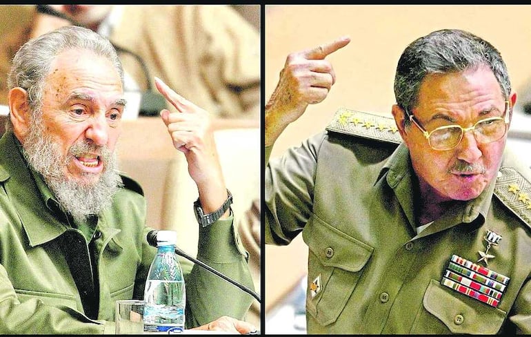 El dictador cubano, Fidel Castro, quien lideró la revolución en la isla en 1959; y su hermano, Raúl Castro, que también gobernó Cuba tras la muerte en 2016 de Fidel.