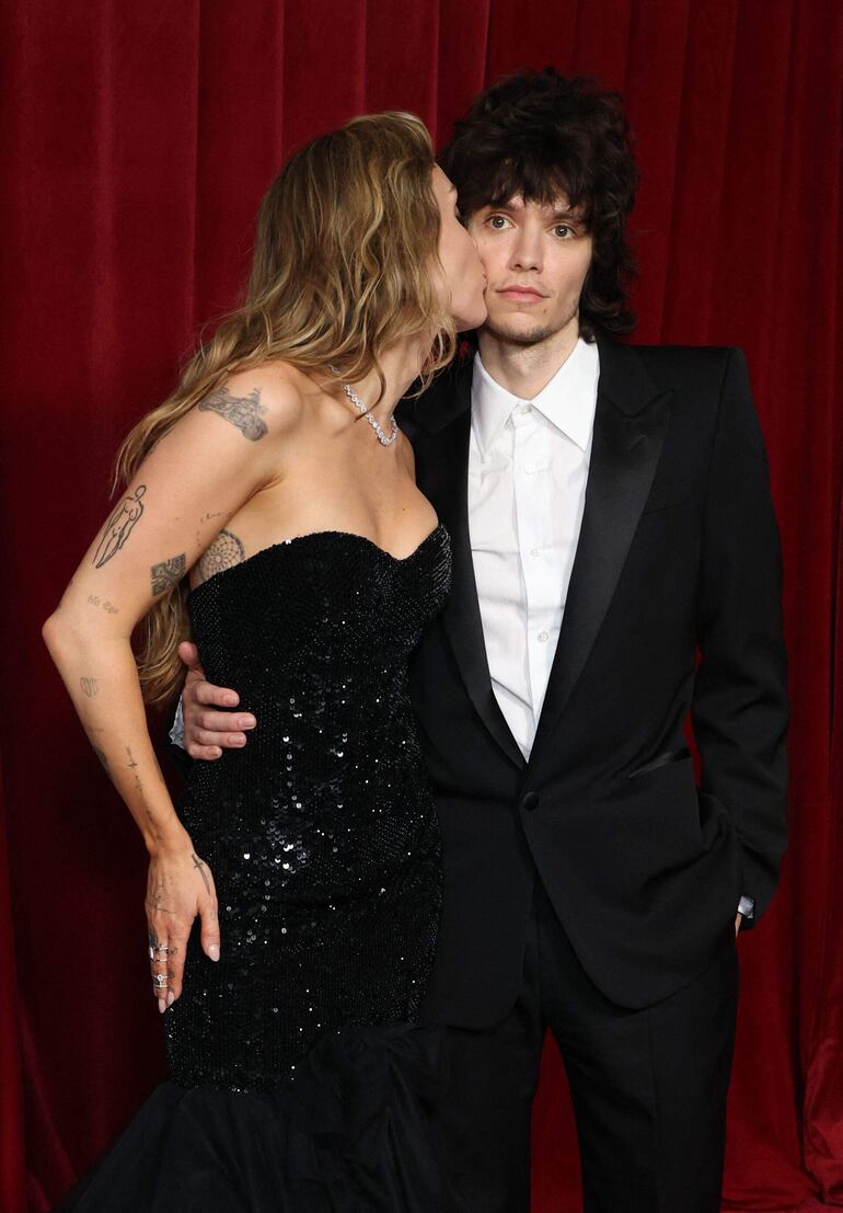 ¡Enamorados! Miley Cyrus besando a Maxx Morando en la premier de Disney: "Avatar: Fire and Ash" en Hollywood. (VALERIE MACON / AFP)