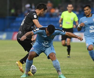 Derlis Rodríguez (Tacuary) pelea el balón con Marcelo Benítez (Resistencia).