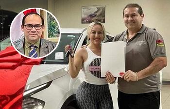 La funcionaria del Congreso, Anadelia Acosta Armoa, junto a su pareja Ovidio Oviedo, posan con un auto cero kilómetro recientemente adquirido. Al costado izquierdo, una fotografía del abogado Darío Flores, quien retiró el dinero de las víctimas del millonario despojo.