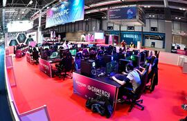 imagen de archivo: varios aficionados a los videojuegos participan en la feria de videojuegos y esports Amazon Gamergy Mapfre Edition en 2021 en Madrid.