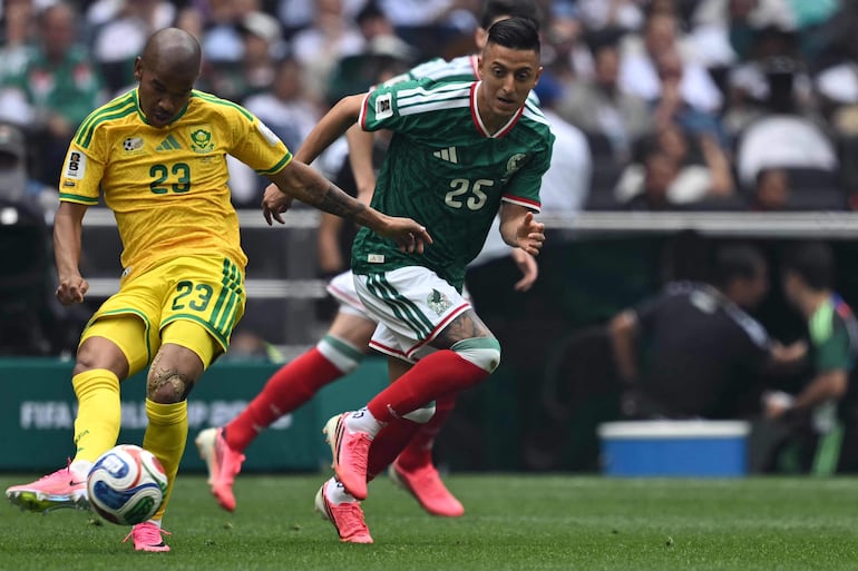 El mediocampista de Sudáfrica #23 Jayden Adams y el mediocampista de México #25 Roberto Alvarado disputan el balón durante el partido de fútbol del Grupo A de la Copa del Mundo 2026 entre México y Sudáfrica en el Estadio de la Ciudad de México, en la Ciudad de México.