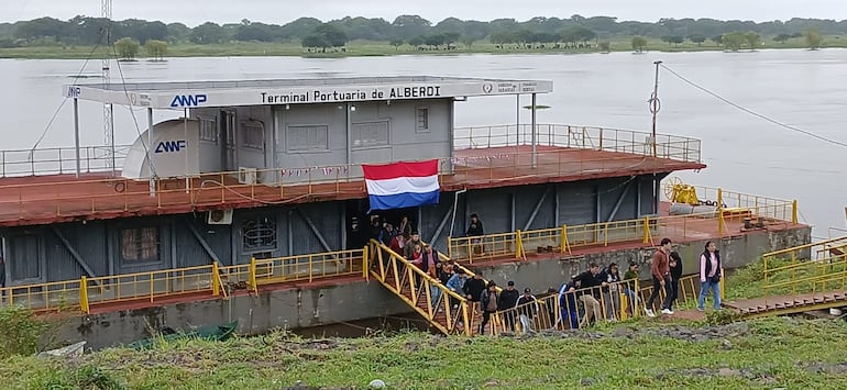 Turistas argentinos llegando a la ciudad de Alberdi.
