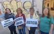 Cuatro mujeres jubiladas con pancartas en una manifestación, vestidas con ropa de colores variados, expresiones serias y activas en un entorno urbano.