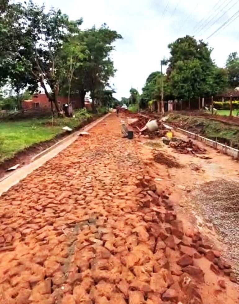 Habitantes de la Compañía Tajy Loma en Carapeguá, exigen a Santiago Peña 3 kilómetros de empedrado
