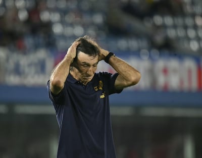 El entrenador de Cerro Porteño, Gustavo Costas se lamenta tras la derrota de su equipo frente al Sportivo 2 de Mayo, en el estadio La Nueva Olla.
