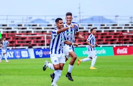 Éver Vera, autor de un doblete para el 12 de Octubre de Itauguá, festeja de uno de sus tantos en el Municipal de Carapeguá contra el Guaraní de Fram.