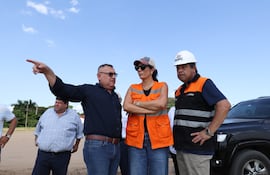 La ministra de Obras Públicas y Comunicaciones, Claudia Centurión realizó un recorrido por la zona de obras de la defensa costera de Pilar. En la foto aparece junto al gobernador de Ñeembucú Victor Hugo Fornerón (Camisa Negra).