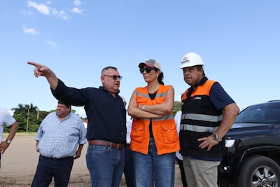 La ministra de Obras Públicas y Comunicaciones, Claudia Centurión realizó un recorrido por la zona de obras de la defensa costera de Pilar. En la foto aparece junto al gobernador de Ñeembucú Victor Hugo Fornerón (Camisa Negra).