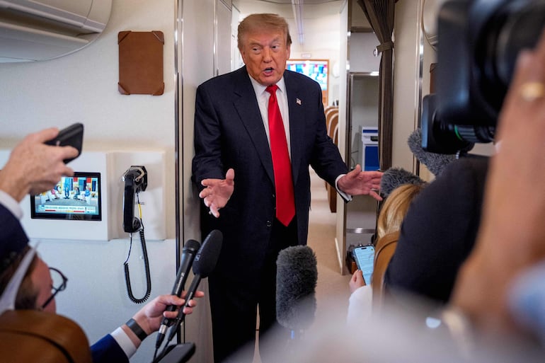 El presidente de EE. UU., Donald Trump, habla a bordo del Air Force One durante un vuelo a Michigan el 27 de julio de 2026. 