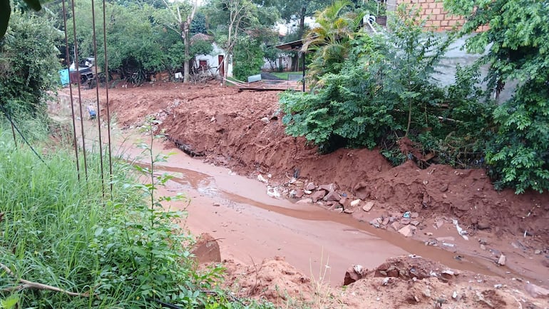 Zanja del MOPC en Villa Elisa