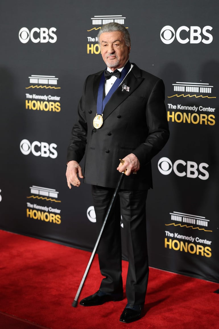 El actor Sylvester Stallone posa en la alfombra roja de los Kennedy Honors. (EFE/ Octavio Guzmán)